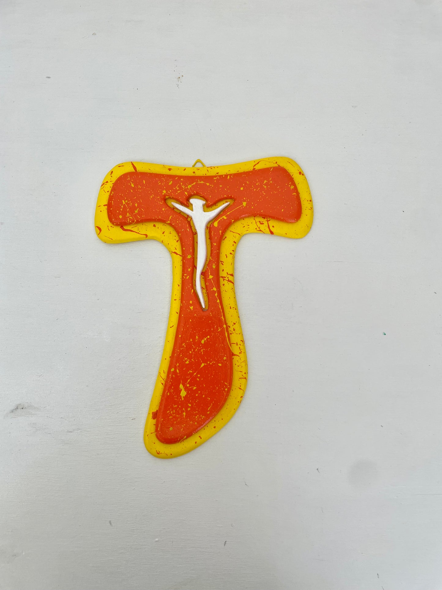 TAU - Crocifisso moderno e colorato