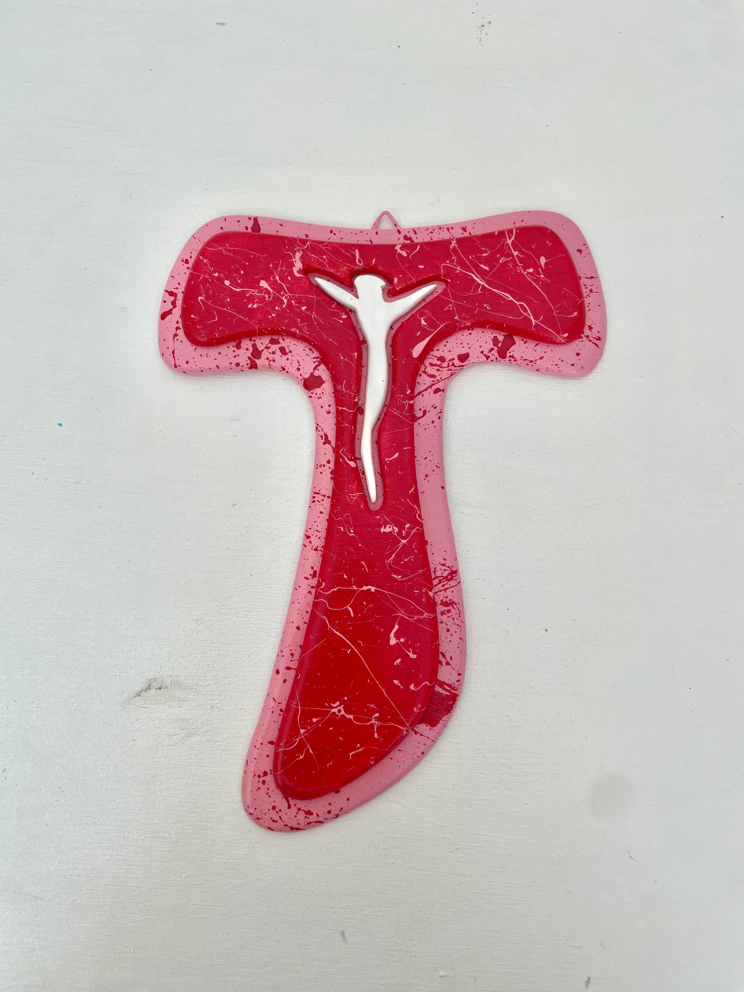 TAU - Crocifisso moderno e colorato