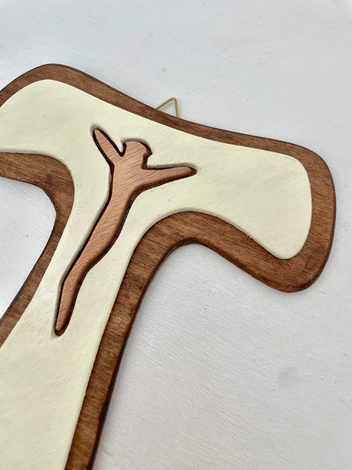 TAU - Crocifisso moderno e colorato