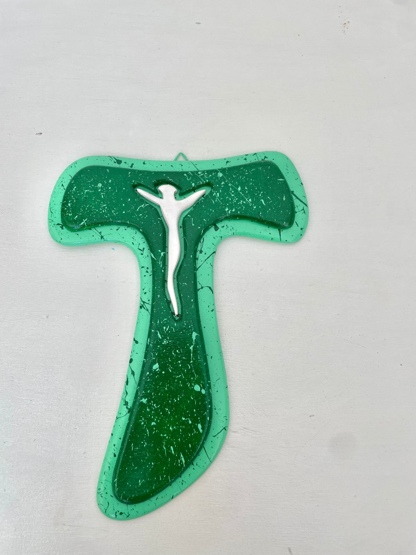 TAU - Crocifisso moderno e colorato