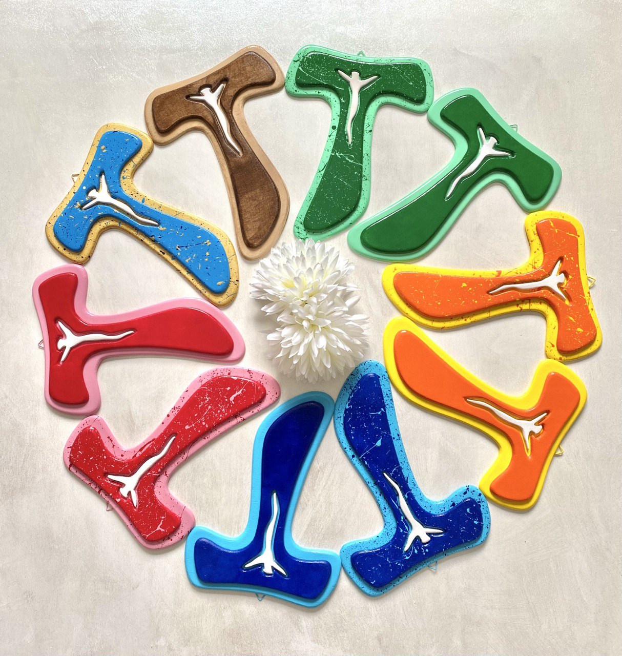 TAU - Crocifisso moderno e colorato